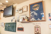 店名にもなっている限定生産のベストアルバム「HAPPY！」に付属していた法被をはじめ、店内のいたるところに新旧さまざまなサザングッズが展示されている。