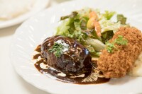 ランチでも提供している、ハンバーグ・カニクリームコロッケ（ごはん・ドリンク付き） ¥1,200（税込）