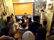 完全予約制のライブの開催日には、席数14席を大幅に超える数のファンたちが集結する。（画像提供 / happy～みんなのキッチン～）