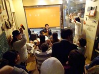 完全予約制のライブの開催日には、席数14席を大幅に超える数のファンたちが集結する。（画像提供 / happy～みんなのキッチン～）