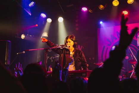 Rei(Vo, Key / Newspeak)(写真提供:ジェムソン )