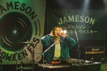 「今日は何曜日ー？」と観客に尋ねるAAAMYYY。（写真提供：ジェムソン ）