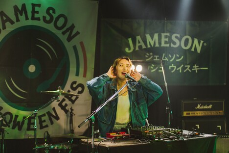 「今日は何曜日ー?」と観客に尋ねるAAAMYYY。(写真提供:ジェムソン )