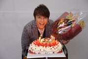 西川貴教の誕生日を祝うCM撮影現場の様子。