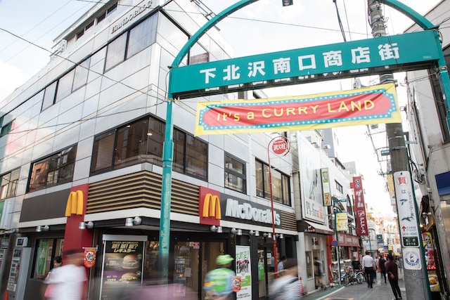 下北沢SHELTERが位置する下北沢駅旧南口前。