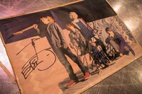 KEYTALKのサインが入ったアーティスト写真がフロアに飾られている。