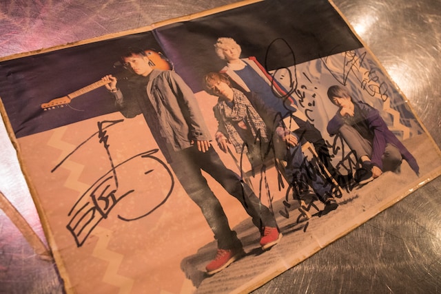 KEYTALKのサインが入ったアーティスト写真がフロアに飾られている。