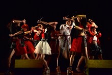 「タデ食う虫もLike it!」を披露するアンジュルム。