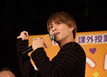 主題歌「High On Love!」の振り付けを生徒に教える平野紫耀ティーチャー。