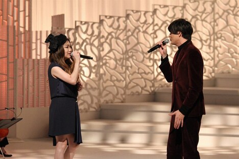 左からJUJU、城田優。 (c)フジテレビ