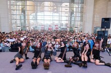 日本工学院の学園祭に出演したOH MY GIRL。（写真提供：アリオラジャパン）