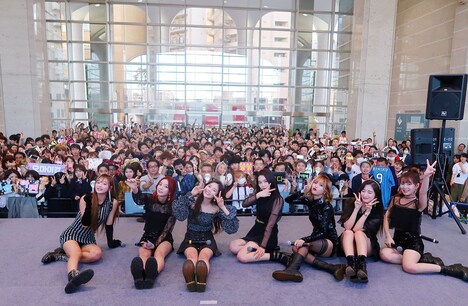 日本工学院の学園祭に出演したOH MY GIRL。(写真提供:アリオラジャパン)