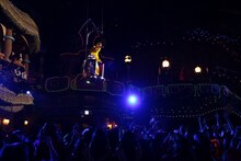 ゴンドラに乗って登場するSKY-HI。