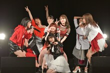 「46億年LOVE」を披露するアンジュルム。