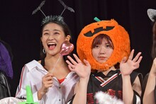 リーダー和田彩花（左）と“カボチャの妖精”を自称する竹内朱莉（右）。