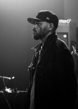 MAKI THE MAGICの追悼イベントでのDEV LARGE。「この場面、ライブ中なんですけど止まっているように見えるでしょ。でも撮った瞬間のこと全然覚えてない」（画像提供：cherry chill will.）