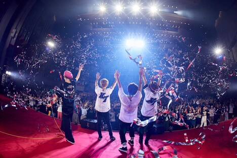 KEYTALK「KEYTALK ホールツアー2018 ～目指せホールインワン あなたの心へ100ヤード～」東京・NHKホール公演の様子。（撮影：後藤壮太郎）