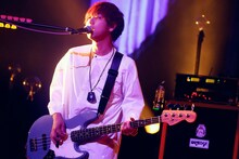 首藤義勝（Vo, B）（撮影：後藤壮太郎）