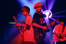 首藤義勝（Vo, B）と小野武正（G, Cho）。（撮影：後藤壮太郎）