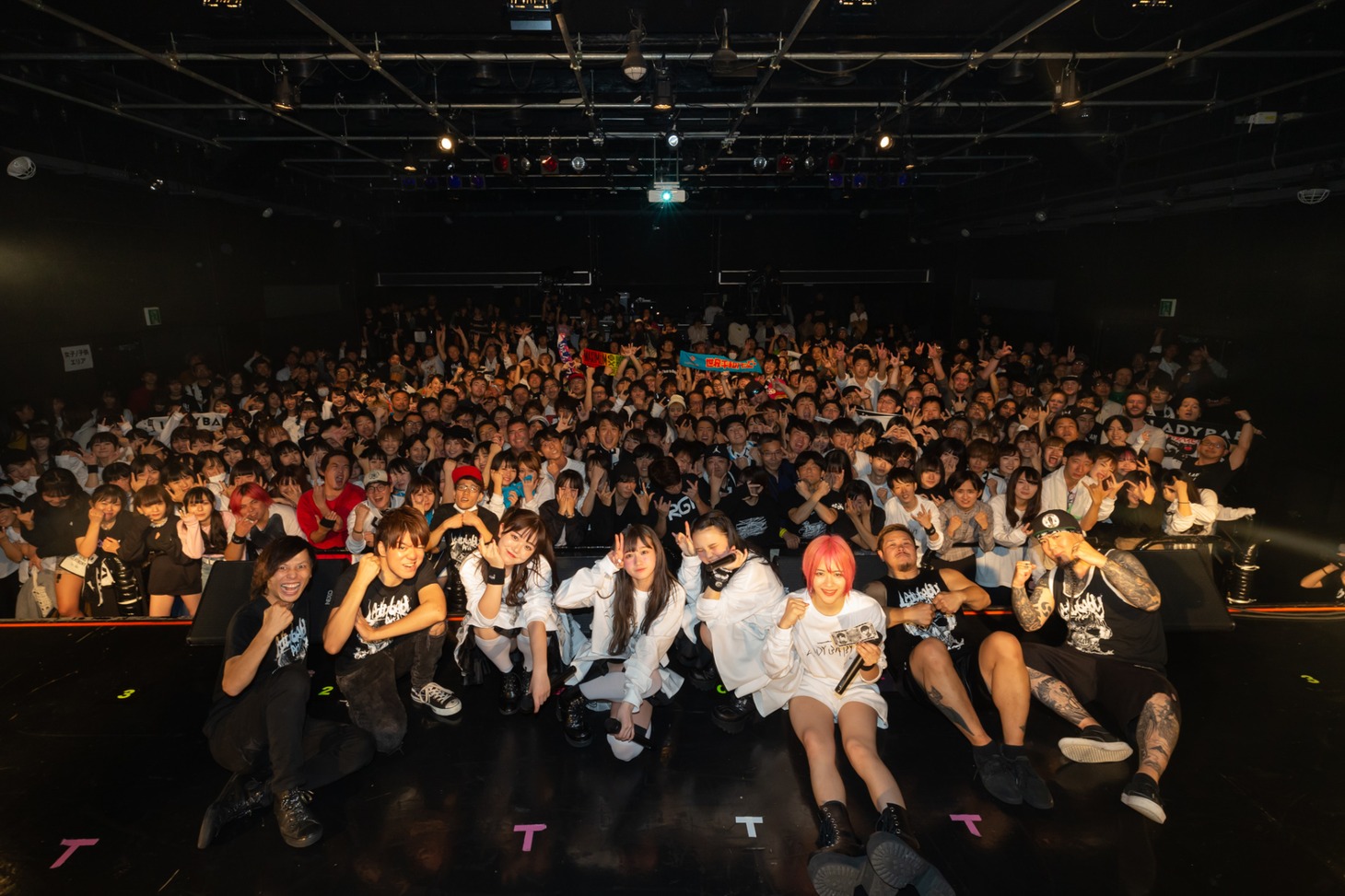 「We are LADYBABY」で撮影された記念写真。（撮影：小林公士）