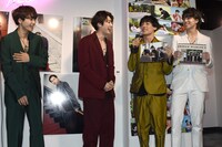 落としてしまった写真を慌てて拾い「お気に入りの1枚です！」とフォローするユースケ（右から2番目）と、ユースケが落とした写真を持ってあげるタカシ（右）。