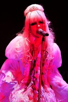 白の女王に扮したHYDE。