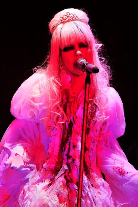 白の女王に扮したHYDE。