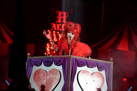 赤の女王に扮したHYDE。