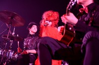 「ENTICHERS」を披露するSakura（gibkiy gibkiy gibkiy、Rayflower、ZIGZO）とHYDE。