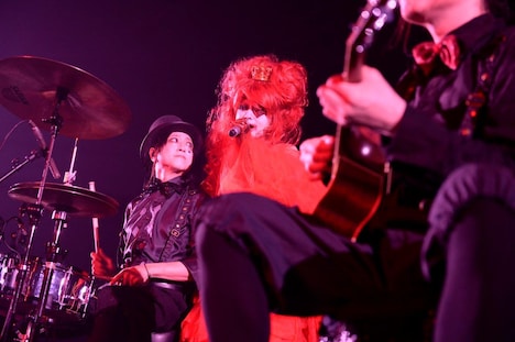 「ENTICHERS」を披露するSakura（gibkiy gibkiy gibkiy、Rayflower、ZIGZO）とHYDE。