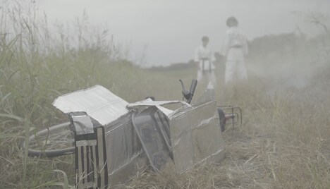 THE 夏の魔物「誰にも邪魔されない部屋で始まる君のための協奏曲、第壱楽章」ミュージックビデオのワンシーン。