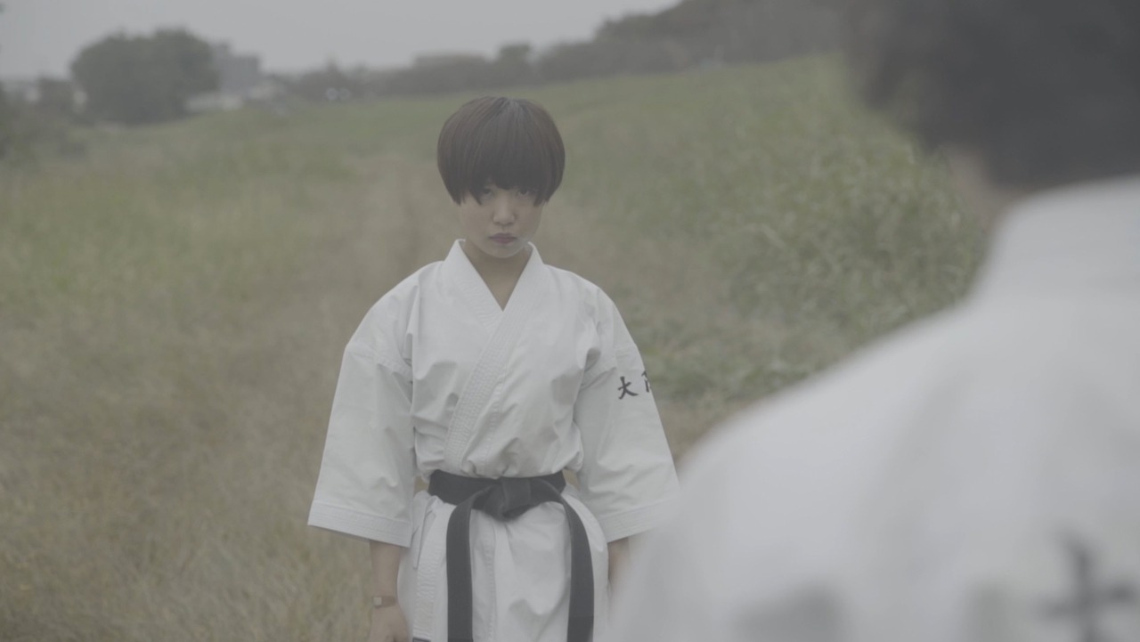 THE 夏の魔物「誰にも邪魔されない部屋で始まる君のための協奏曲、第壱楽章」ミュージックビデオのワンシーン。