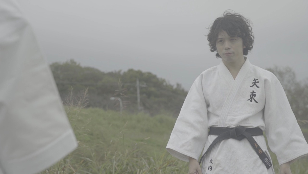 THE 夏の魔物「誰にも邪魔されない部屋で始まる君のための協奏曲、第壱楽章」ミュージックビデオのワンシーン。