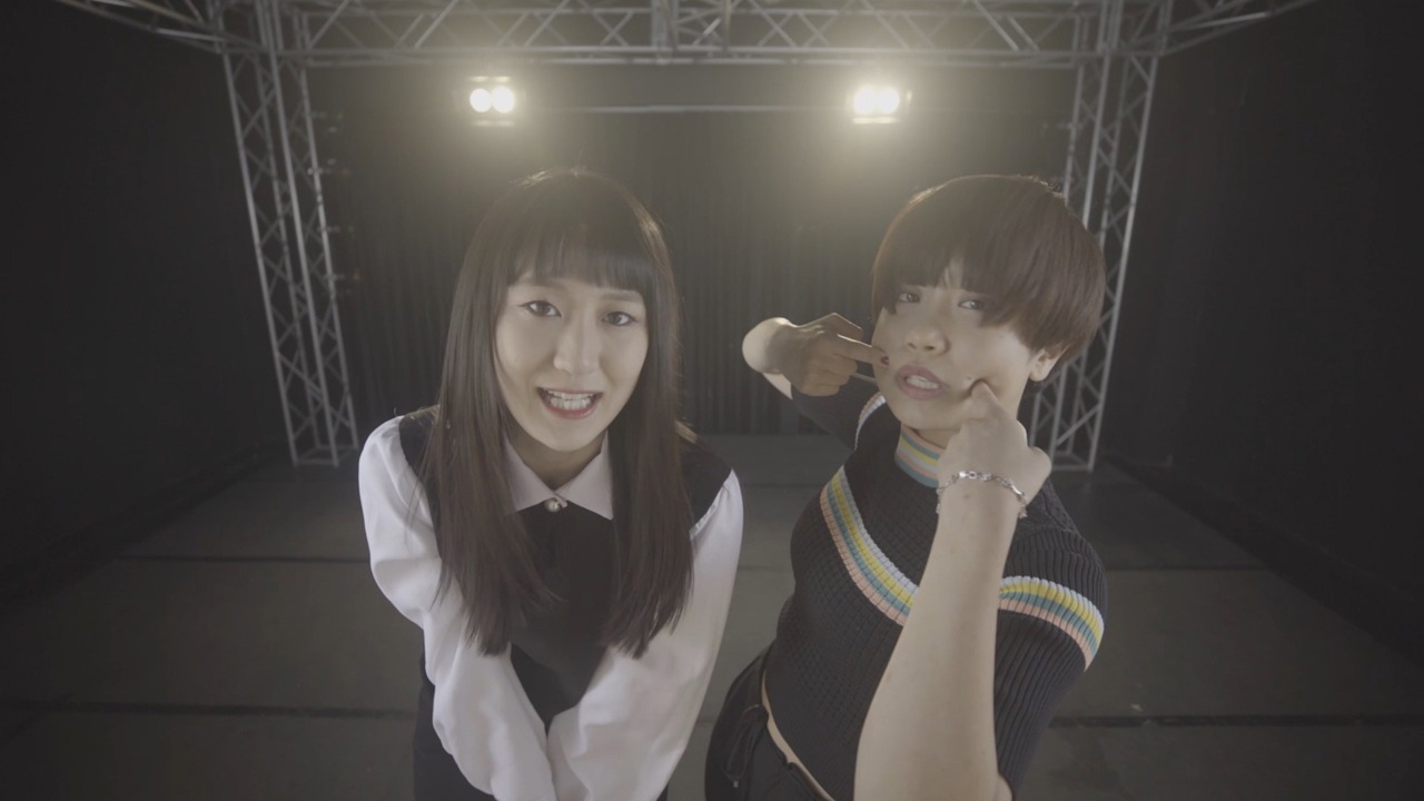 THE 夏の魔物「誰にも邪魔されない部屋で始まる君のための協奏曲、第壱楽章」ミュージックビデオのワンシーン。