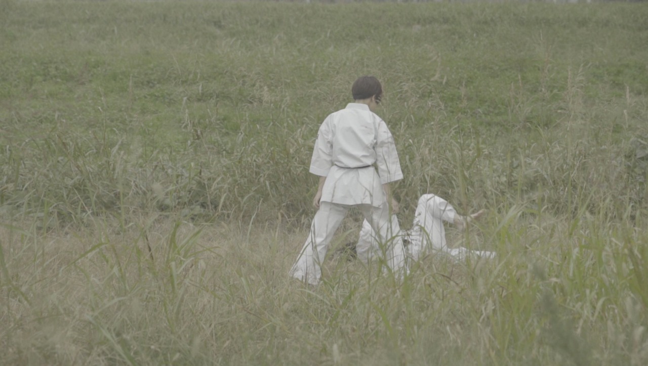 THE 夏の魔物「誰にも邪魔されない部屋で始まる君のための協奏曲、第壱楽章」ミュージックビデオのワンシーン。