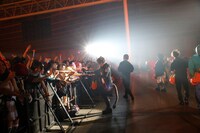 アメを配るTERU（GLAY）。