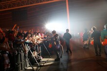 アメを配るTERU（GLAY）。