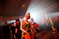 アメを配るタクヤ（超特急）。