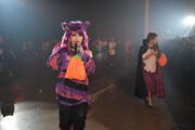 「HALLOWEEN PARTY」でフロアを歩くHYDEとHiro。