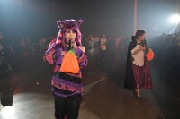 「HALLOWEEN PARTY」でフロアを歩くHYDEとHiro。