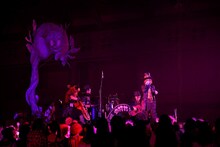 「ENTICHERS」を披露するHYDE、Sakura、YUKI、分島花音。