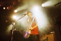 川辺素（Vo, G）（撮影：トヤマタクロウ）