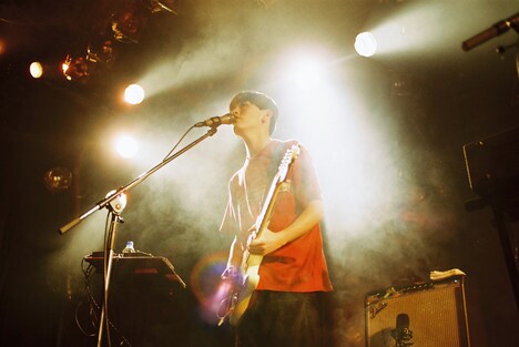 川辺素（Vo, G）（撮影：トヤマタクロウ）