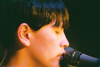 川辺素（Vo, G）（撮影：トヤマタクロウ）