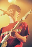 川辺素（Vo, G）（撮影：トヤマタクロウ）