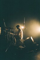 須田洋次郎（Dr）（撮影：トヤマタクロウ）