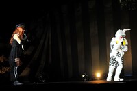 アリスに扮した喜矢武豊と白ウサギの仮装をした柩。