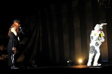 アリスに扮した喜矢武豊と白ウサギの仮装をした柩。