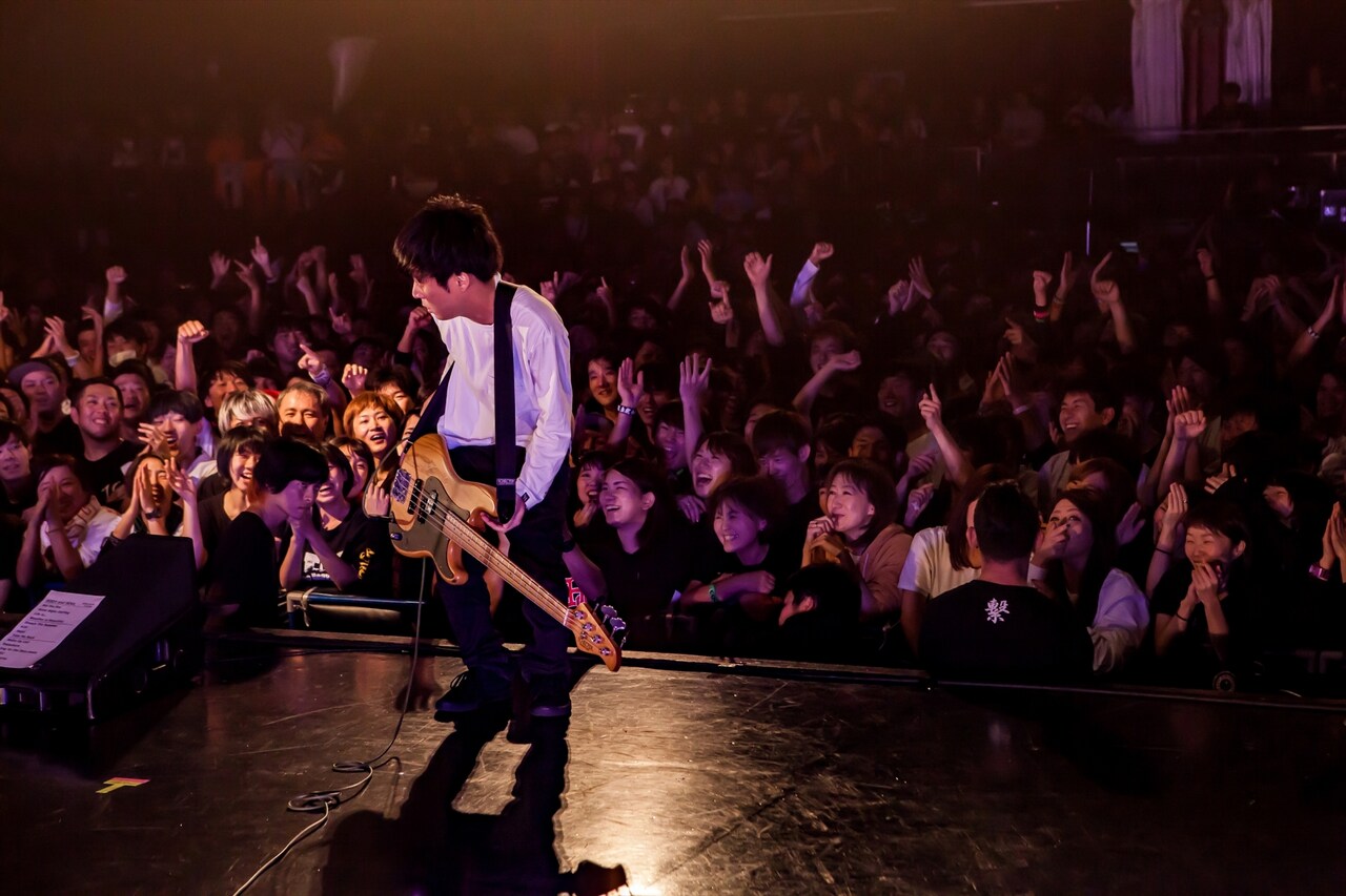 ボトムを下げる庵原将平（Vo, B  / SHANK）。（Photo by Takashi "TAKA" Konuma）