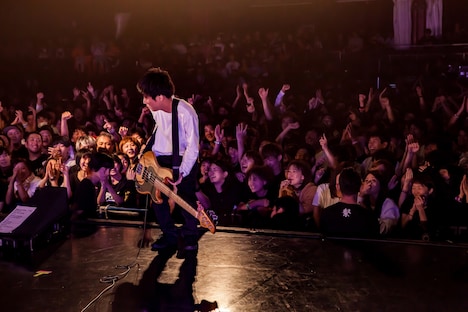 ボトムを下げる庵原将平（Vo, B  / SHANK）。（Photo by Takashi "TAKA" Konuma）